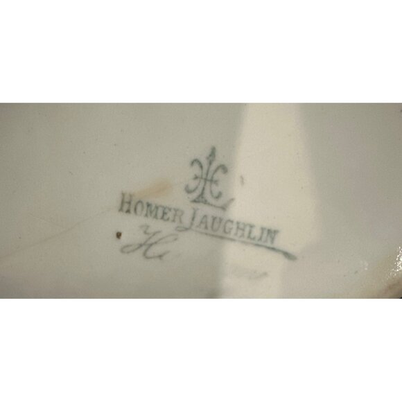 Vintage Porcelain Gold-Trimmed Gravy Boat With Floral Design - Picture 10 of 10